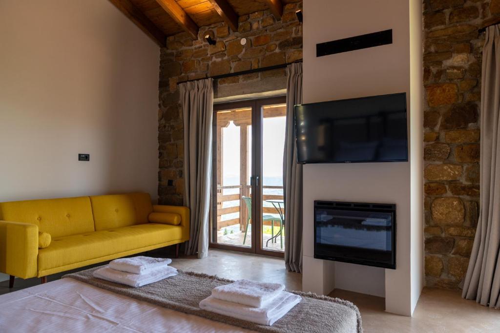 塞尼梅西奇卡罗Άνδηρο的客厅设有黄色沙发和壁炉