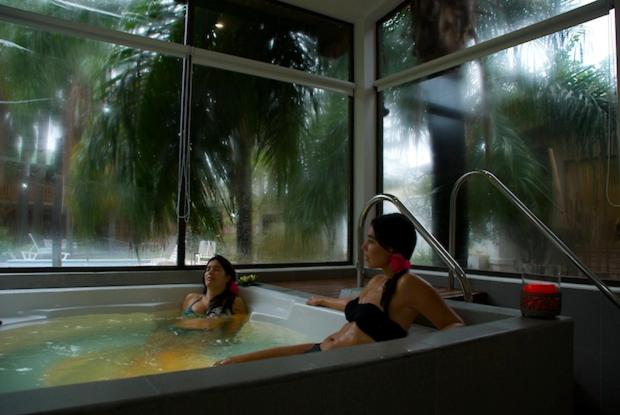 Libertador General San Martín波萨达德索尔Spa酒店的两个女人坐在带窗户的浴缸里