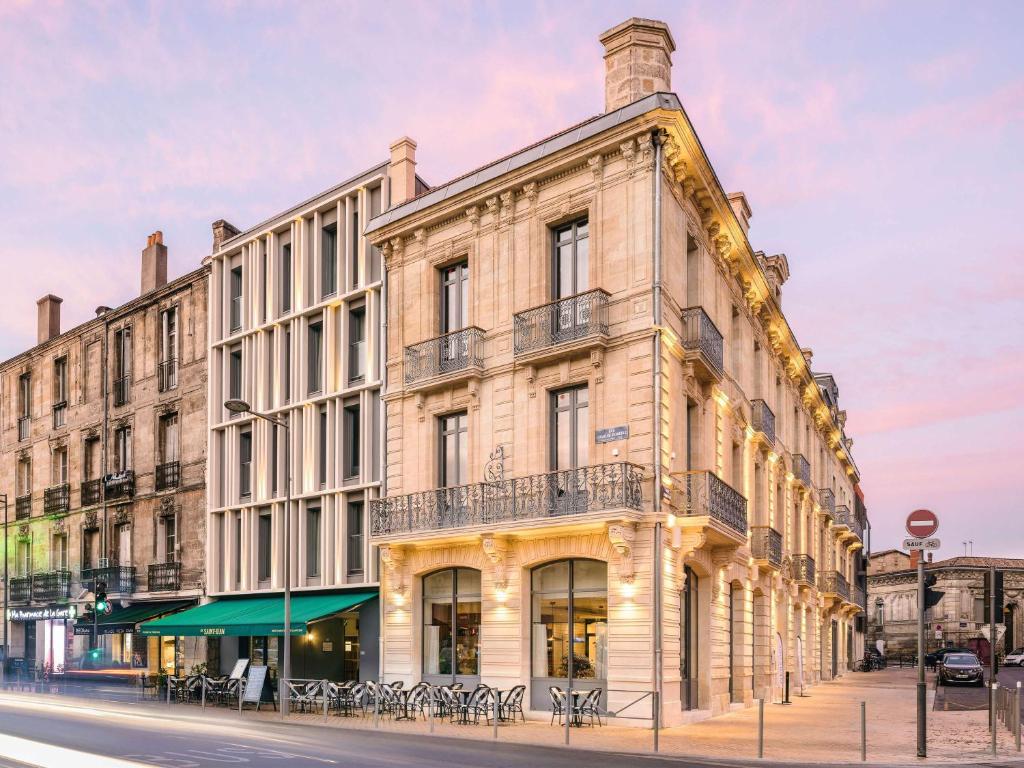 波尔多Mercure Bordeaux Centre Gare Atlantic的街道上一座大型建筑