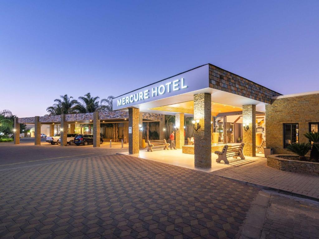 温特和克Mercure Hotel Windhoek的带有迎宾酒店标志的酒店