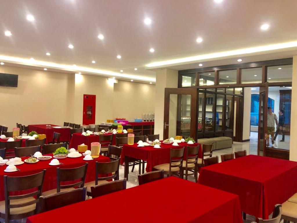 萨帕Sunshineview Sapa Hotel的餐厅设有红色桌椅和红色桌布