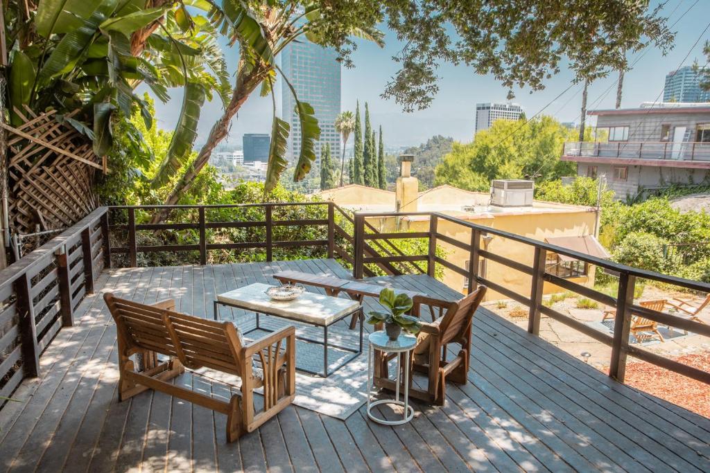 洛杉矶Fredonia by AvantStay Great Views of Studio City的露台设有桌椅