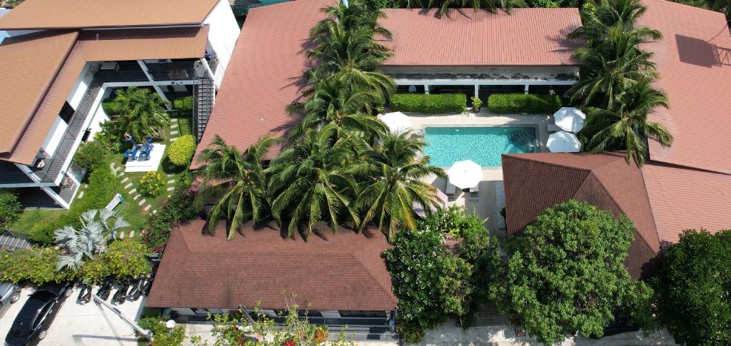 拉威海滩Lotus Bleu Resort & Restaurant的享有带游泳池的房屋的空中景致