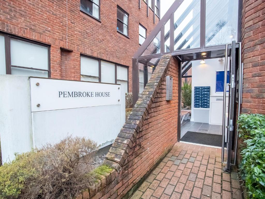 埃克塞特Pembroke House Apartments Exeter For Families Business Relocation Free Parking的带有读取全景房屋标志的砖砌建筑