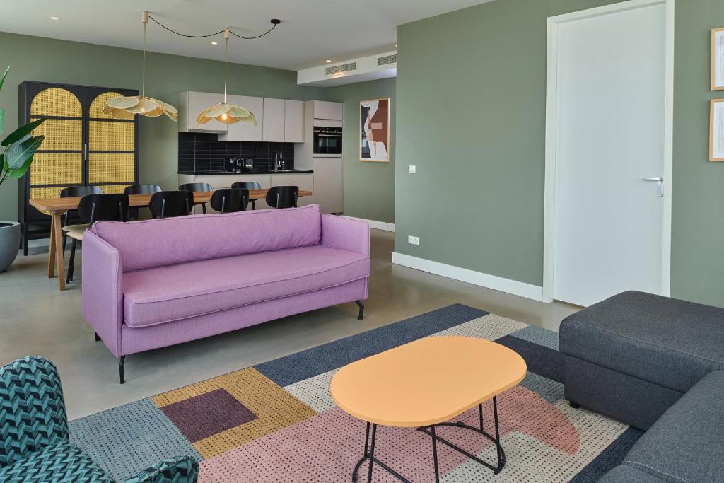 阿姆斯特丹Cityden BoLo District的客厅配有紫色沙发和桌子