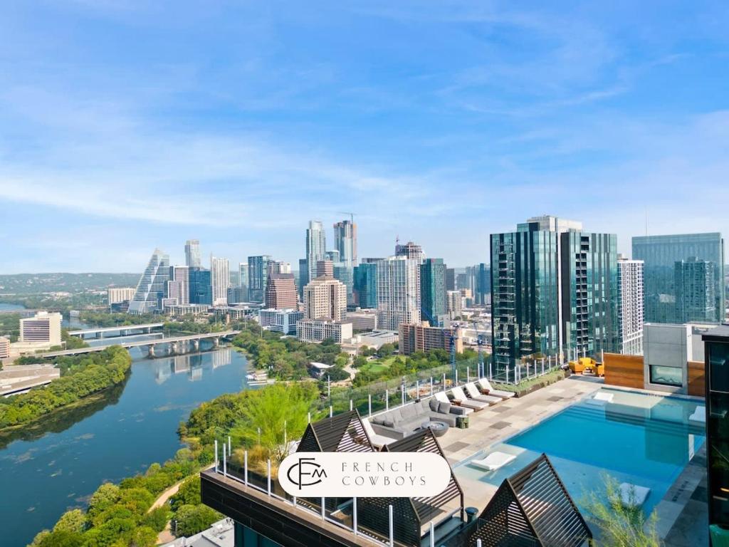 奥斯汀Luxury High Rise的从大楼的屋顶上可欣赏到城市美景