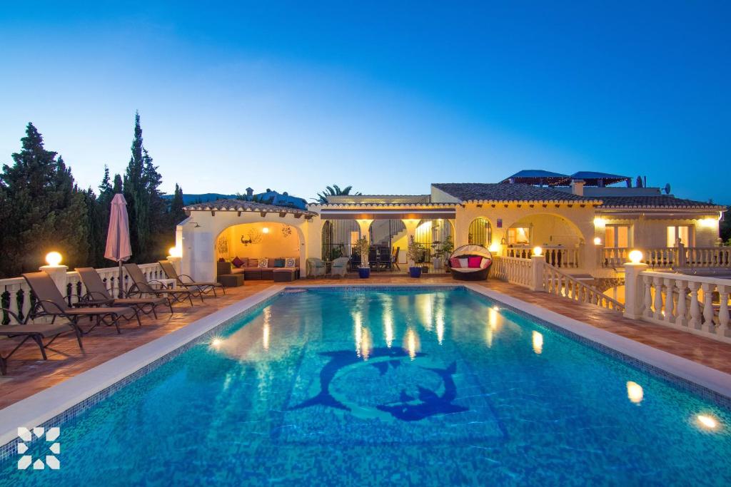 卡尔佩Villa Airlie by Abahana Villas的房屋中间的游泳池