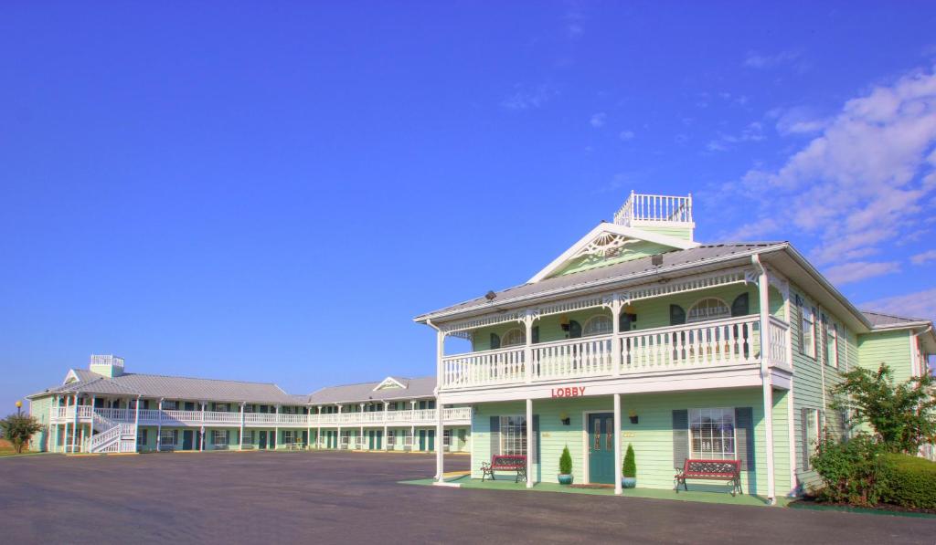 罗宾逊维勒Key West Inn - Tunica Resort的一座大型白色建筑,设有大型停车场