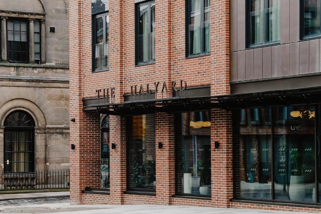 利物浦The Halyard Liverpool, Vignette Collection, an IHG Hotel的街上有窗户的红砖建筑