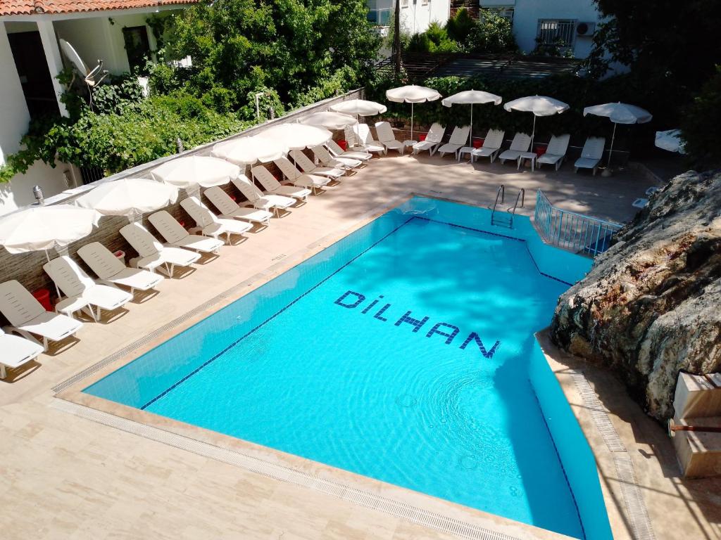 马尔马里斯Dilhan Hotel的一个带椅子和遮阳伞的游泳池
