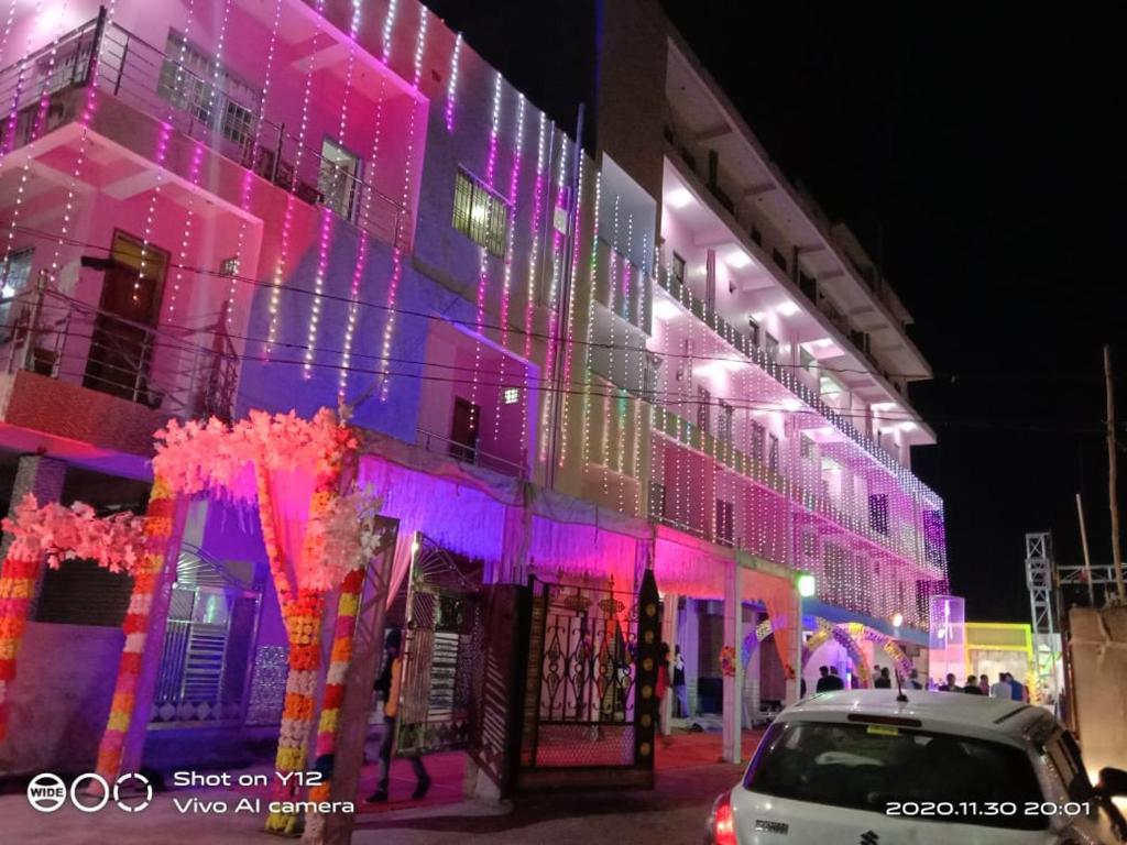 PatrātuHotel Shobha and Tent House的一座粉红色和紫色的建筑
