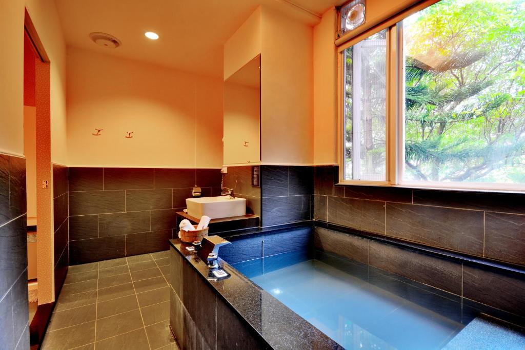 乌来乌来驿站的一间带大浴缸和窗户的浴室