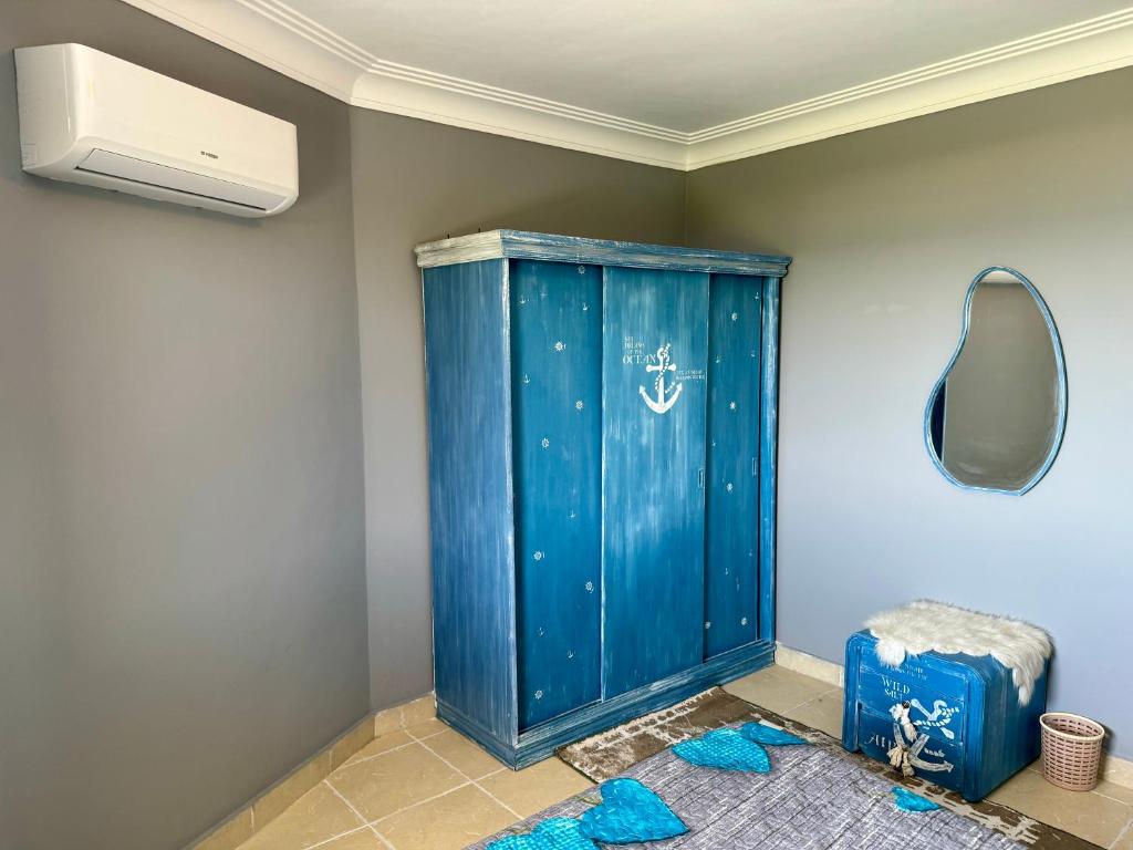 Sarābiyūmقرية البوريڤاچ 1 فيلا الصوري جروب的浴室设有蓝色橱柜和镜子