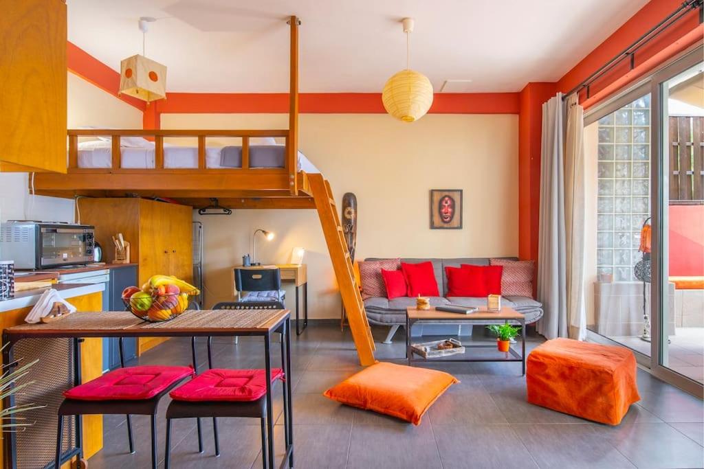 雅典The HostMaster Ethnic Touch Feel Studio的一间带高架床的客厅和一间厨房