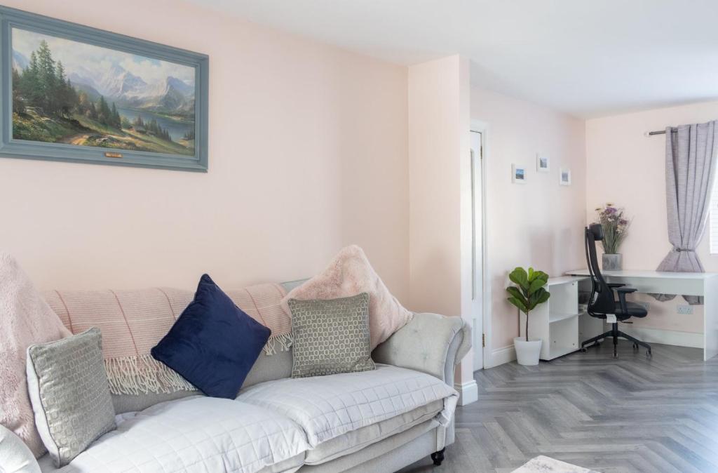 都柏林GuestReady - Charming house in Drimnagh的客厅配有白色沙发及蓝色枕头