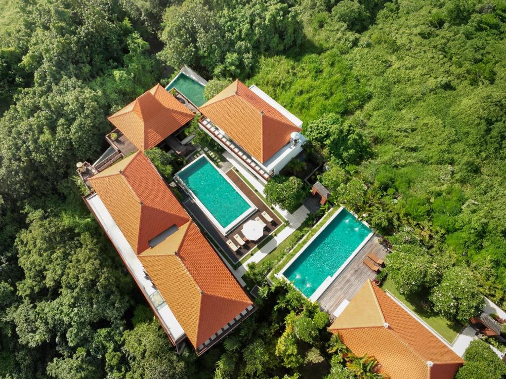 坎古The Bija Villas by Nakula的享有带游泳池的别墅的顶部景致
