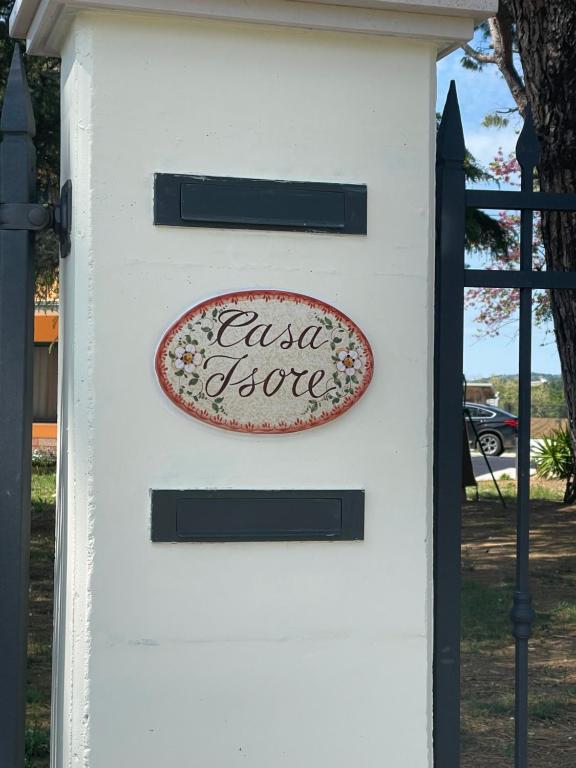 佩萨罗Casa Isore con 3 camere da letto的带有阅读灰 ⁇ 爱的标志的白色邮箱