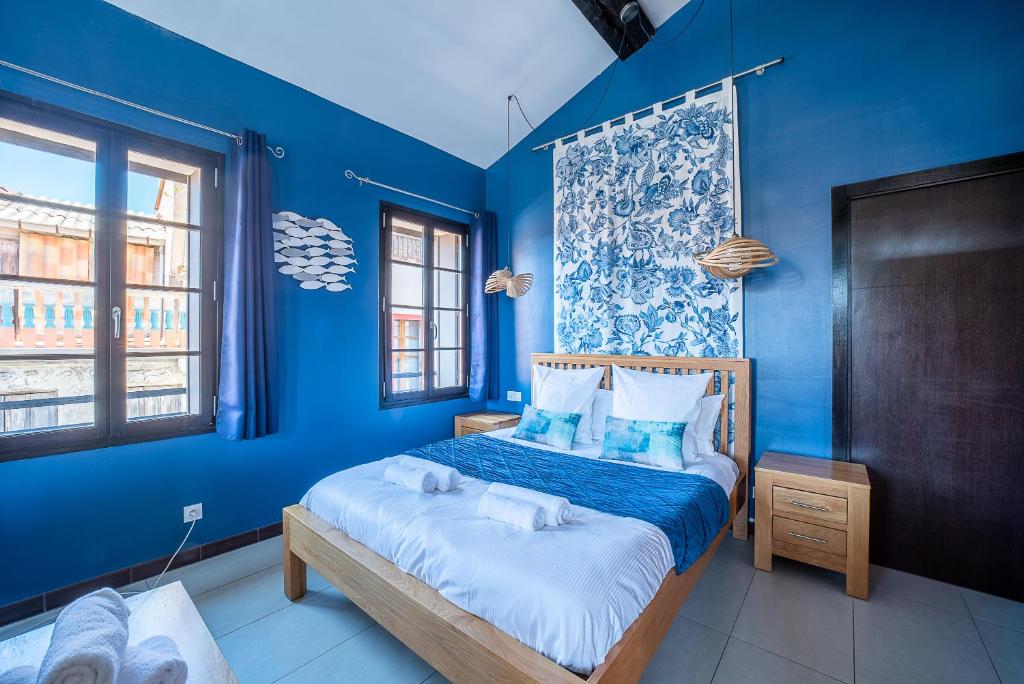 佩皮尼昂Suites Coronell d'En Vila的蓝色卧室,配有蓝色墙壁的床