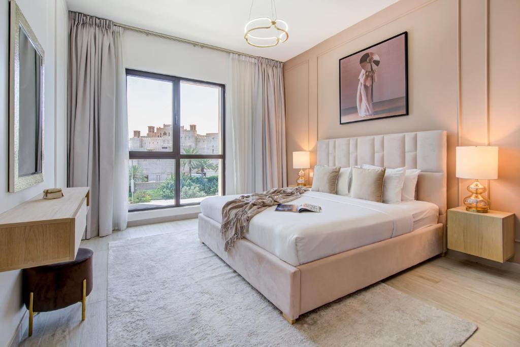 迪拜Trophy - Burj Al Arad Maison de Reve的一间卧室设有一张大床和一个大窗户