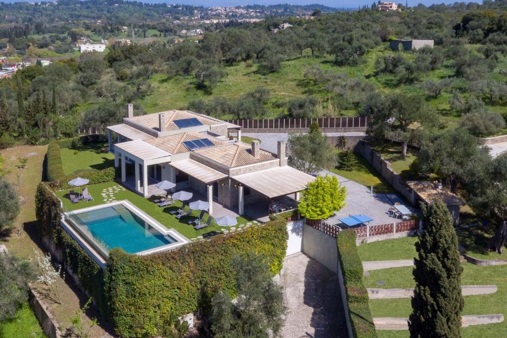 科孚镇Luxury Villa Helanes的享有带游泳池的房屋的空中景致