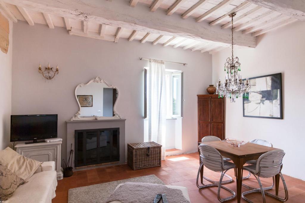 CompignanoCasa Breccia的客厅配有桌子和壁炉