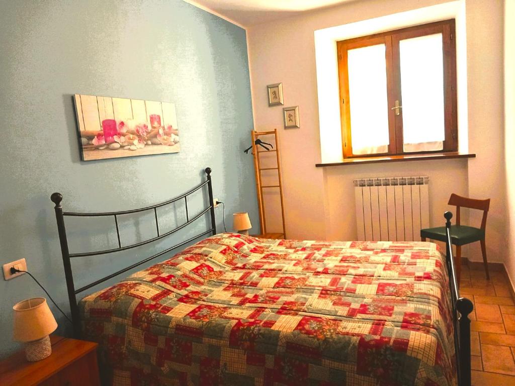 San Savino博尔戈圣洛伦萨维诺公寓的一间卧室配有床,床上装有被子