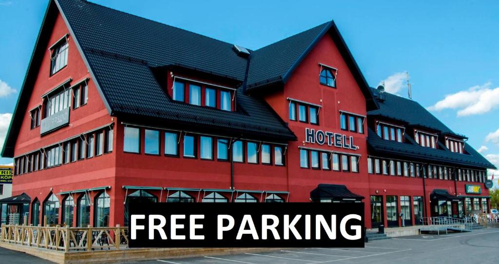 乌普萨拉弗雷斯伦德酒店的一座红色的大建筑,有字条免费停车场