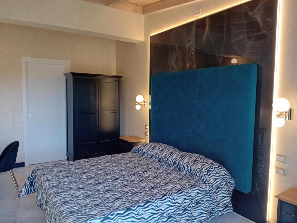 福尔梅洛安格洛迪天堂农家乐的一间卧室配有一张蓝色墙壁的床