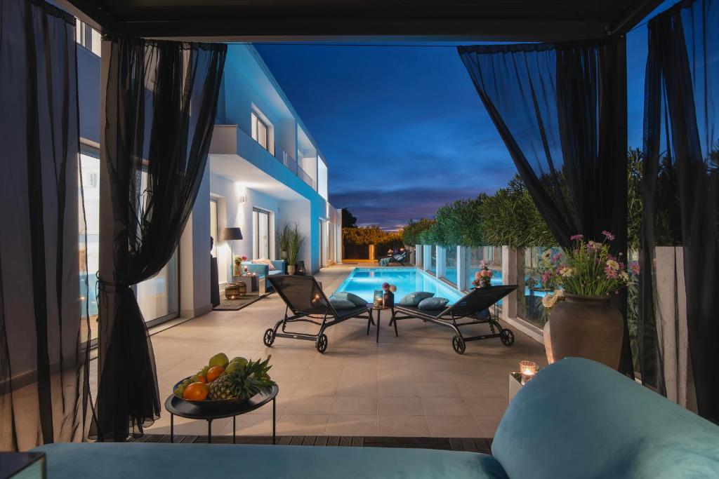 普拉Monvidal Residence - Adults Only的享有带椅子和游泳池的庭院的景色