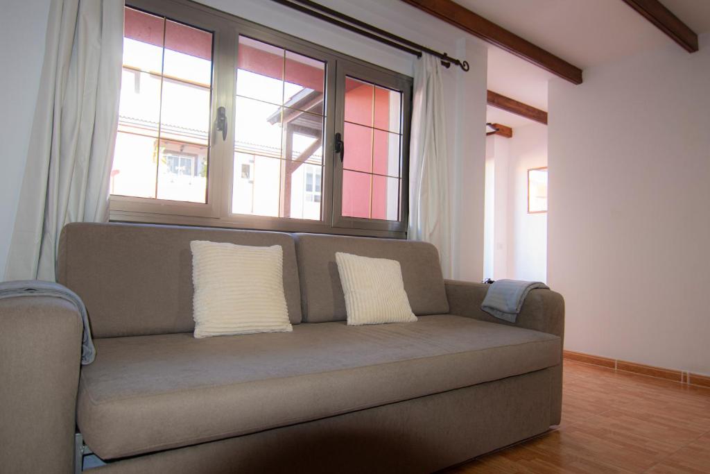 因赫尼奥Villa Florymar的客厅的沙发,配有两个枕头
