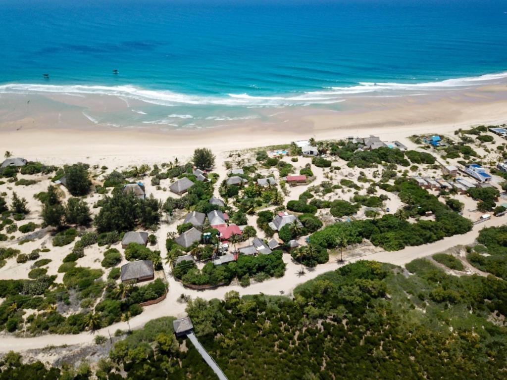 Miramar海湾景致山林小屋的海滩上的度假村的空中景致