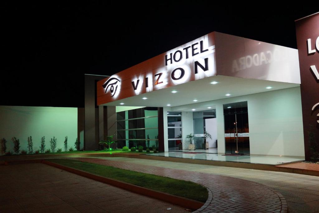 维列纳Hotel e Locadora Vizon的一家有酒店副官读书标志的酒店