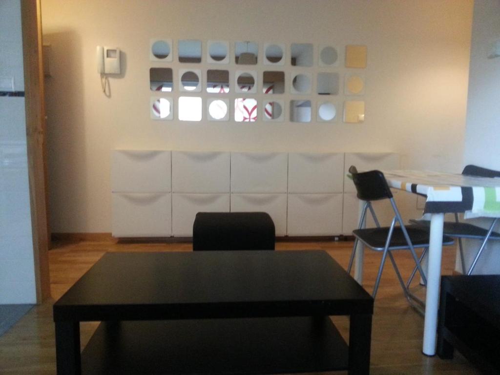 库列雷多Picasso的墙上的桌子和椅子