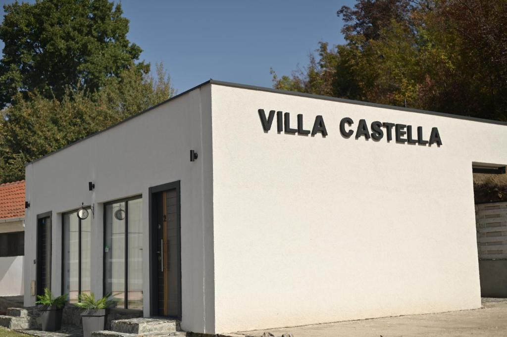 斯科普里Villa Castella的白色的建筑,带有“别墅”的字眼