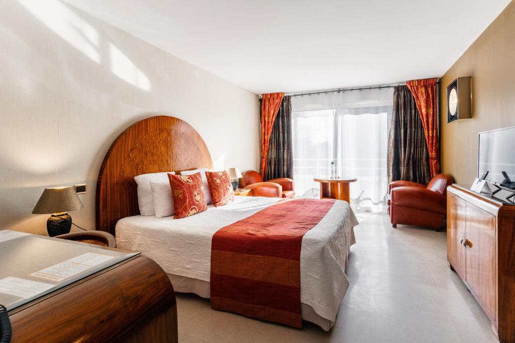 圣安妮·道雷Logis L'Auberge - Maison Glenn Anna的酒店客房,配有床和沙发