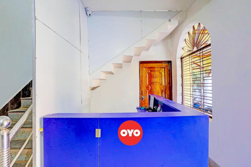 布巴内什瓦尔Super OYO Flagship Namaskar Cozzy Cottage的楼梯间里的一个蓝色柜台,上面有乌普斯标志