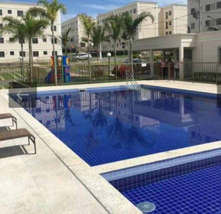 圣湖镇O apartamento queridinho de luxo的大楼里的一个大型蓝色游泳池