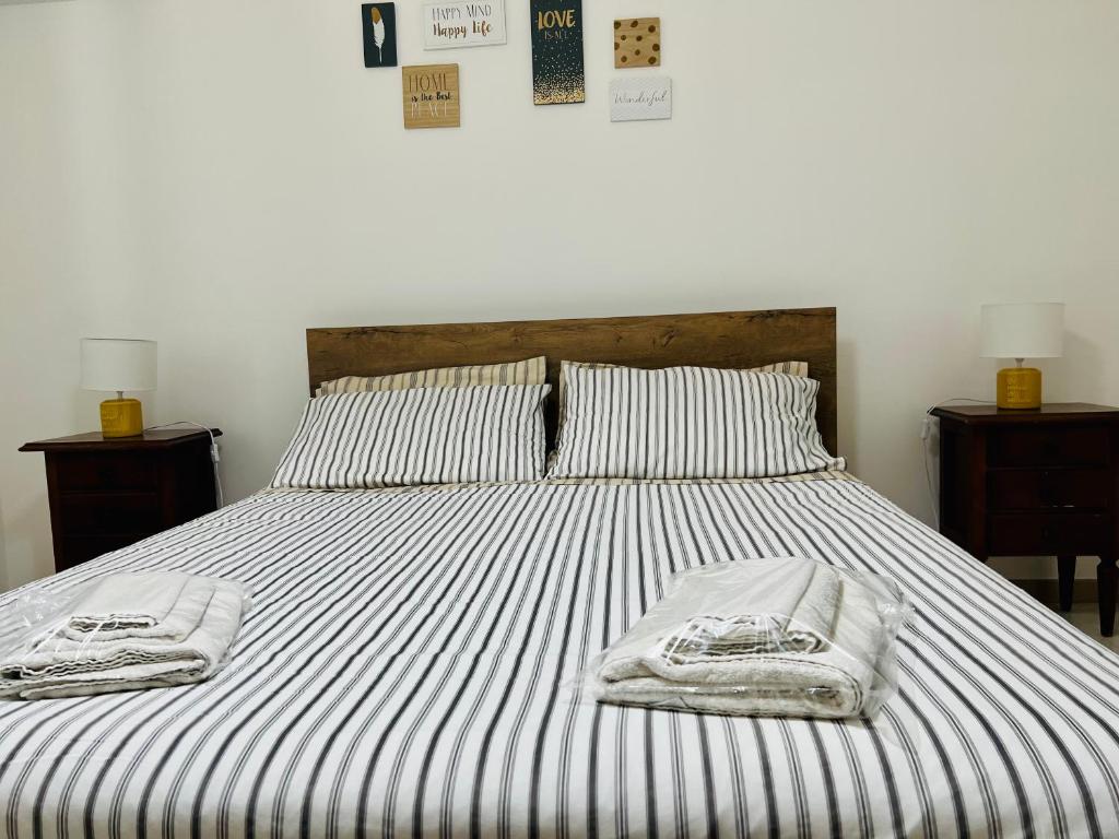 巴莱斯特拉泰丹尼尔度假屋的一间卧室配有一张床,上面有两条毛巾