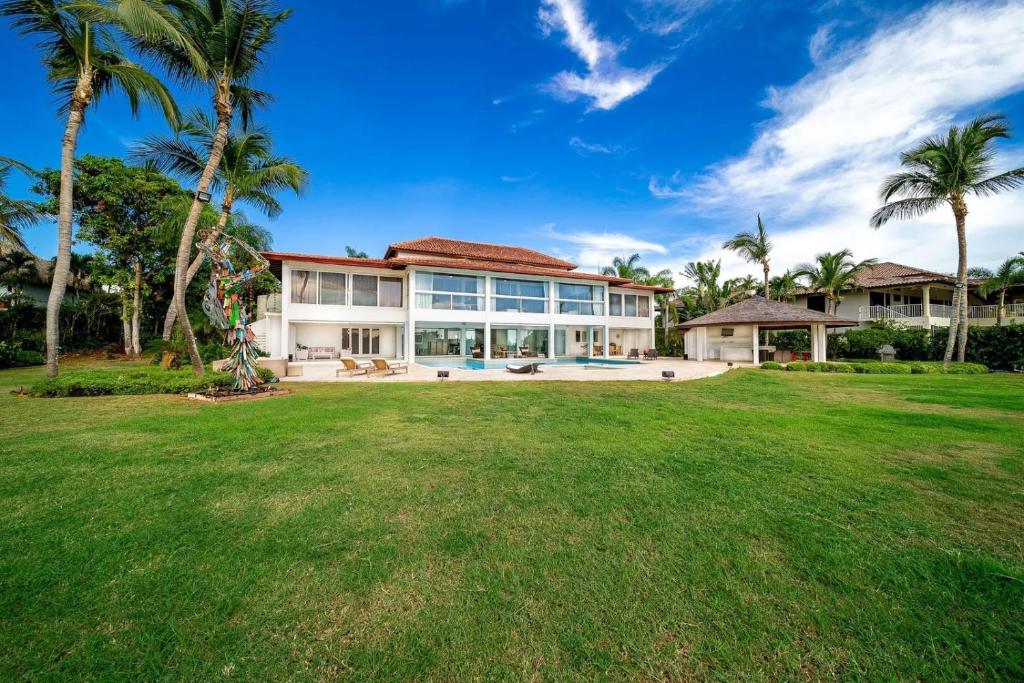 拉罗马纳Casa de Campo Elegance - 8-Bedroom Golf View Villa的享有带庭院的大房子的外部景色