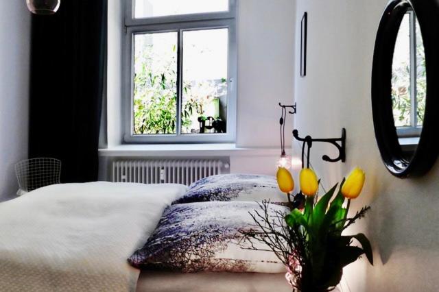 杜伊斯堡Apartments "Am Rheinorange", Netflix, Amazon Prime的一间卧室配有床和黄色花瓶