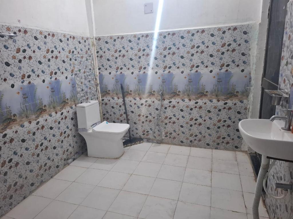 Ayodhyaसुभद्रा guest house的一间带卫生间和水槽的浴室