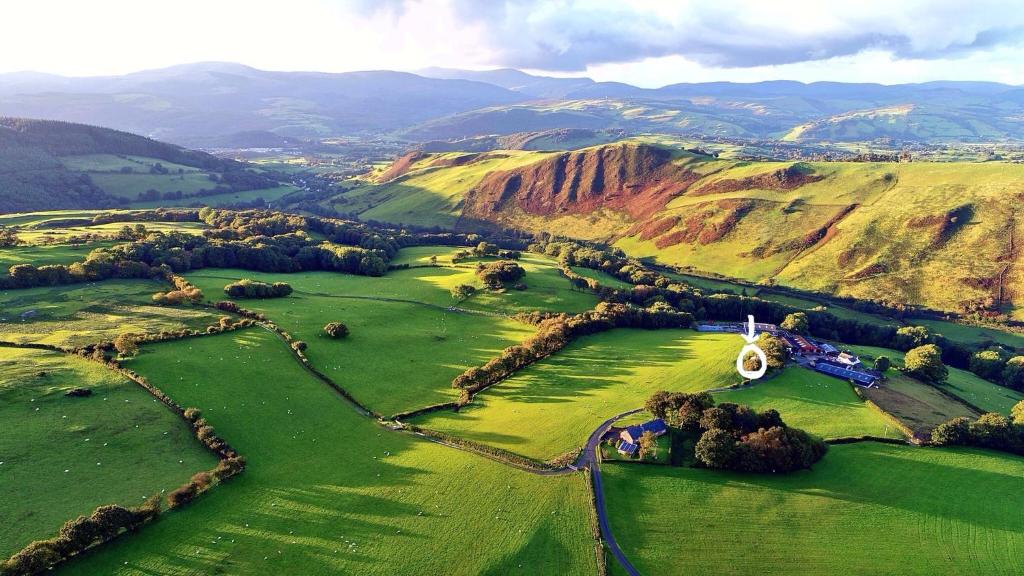 马汉莱斯Glyndwr Way Cabin的享有高山高尔夫球场的空中景致