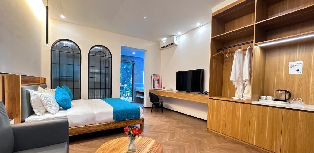 达累斯萨拉姆No 33 Lodge的一间卧室配有一张床、一张书桌和一台电视
