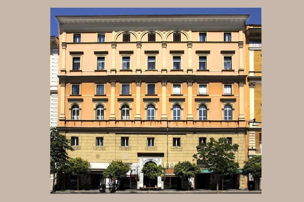 罗马拉涅利酒店的一座大型黄色建筑,设有许多窗户