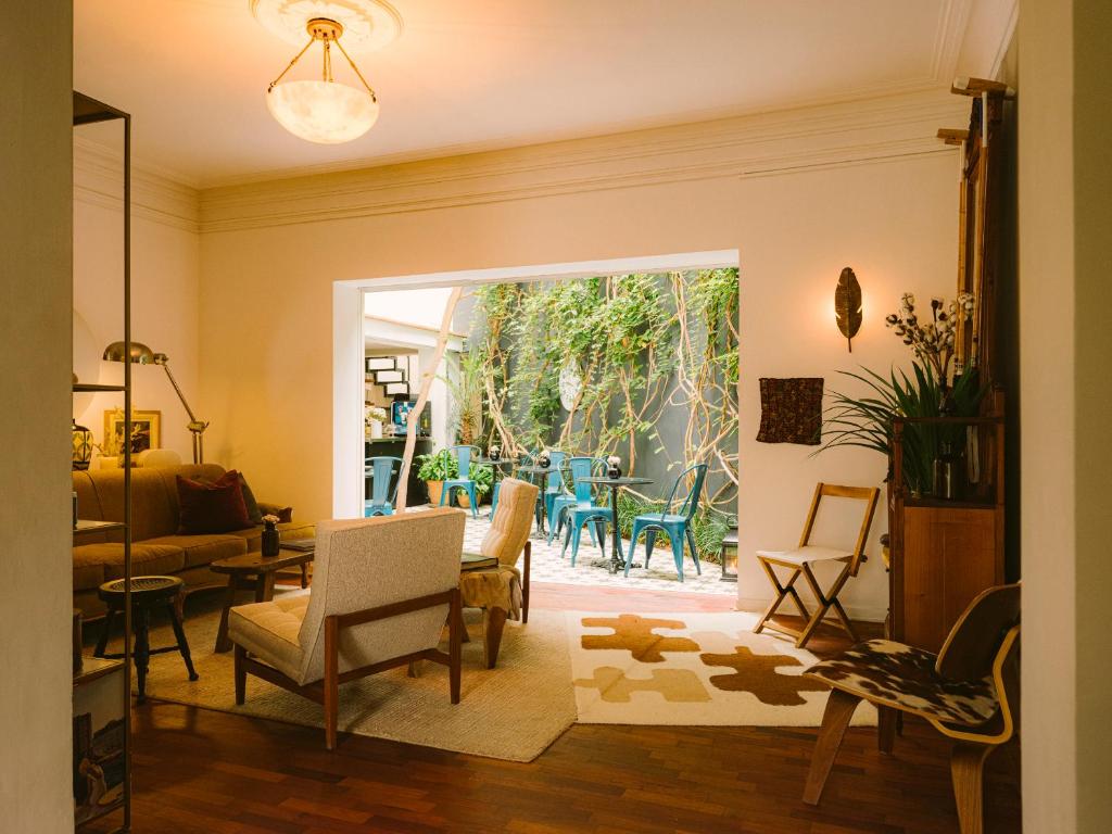 利马Fausto的一间带椅子的客厅和一间带庭院的房间