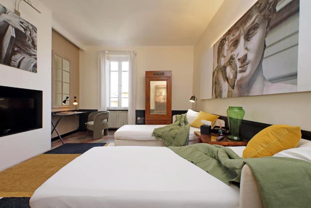 罗马Michelangelo Charmsuite的酒店客房设有两张床和一台平面电视。