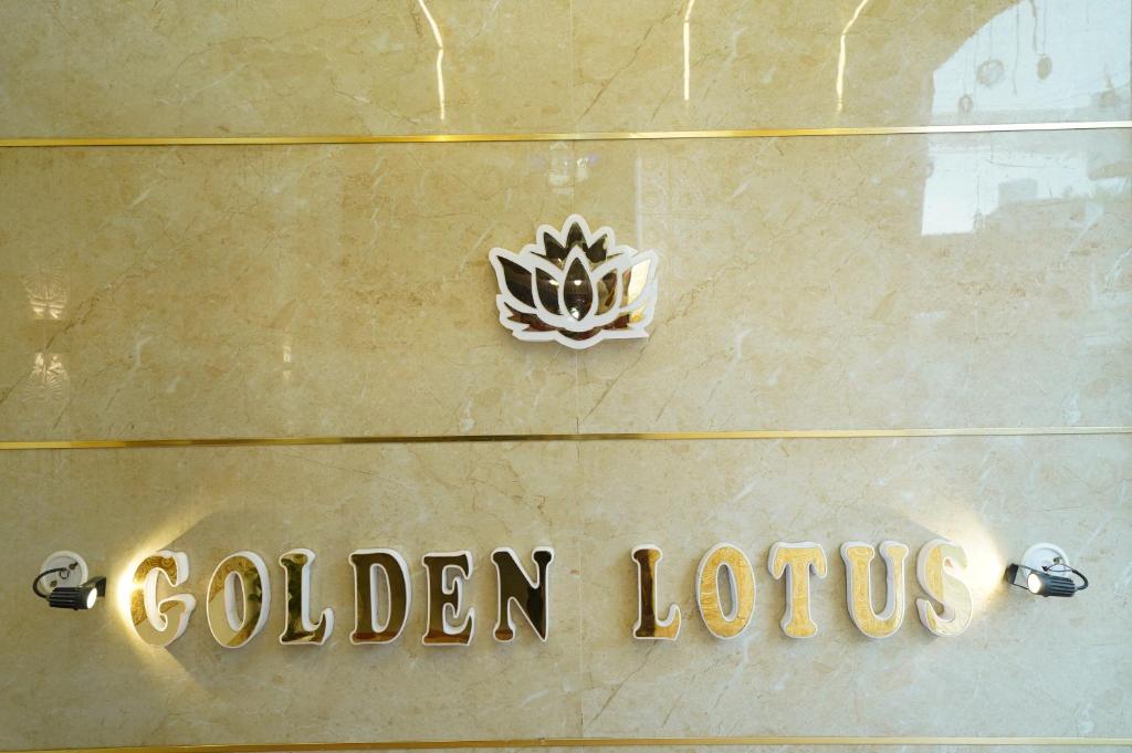 瓦拉纳西Golden Lotus Varanasi的大楼一侧的金莲花标志