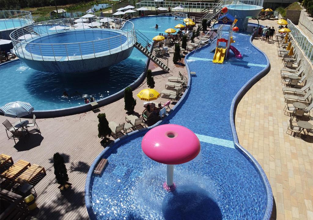 波苏斯-迪卡尔达斯Cassino All Inclusive Resort Poços de Caldas的一个带水滑梯游泳池的水上公园