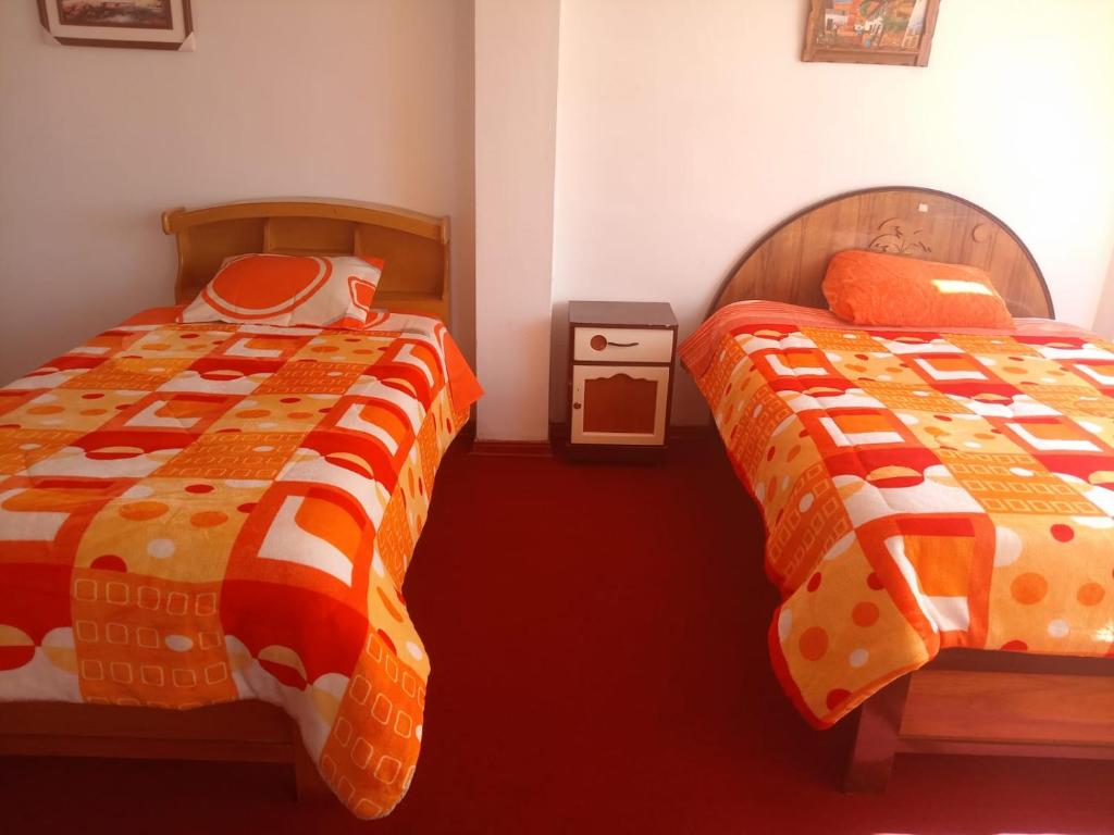 普诺INKA'S DREAMS HOUSE的卧室内两张并排的床
