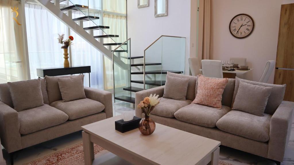 阿布扎比Glen 2BR Duplex Masdar city的客厅配有两张沙发和一张咖啡桌